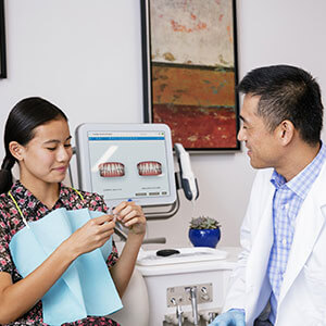 image of an orthodonitst talki to a patient about her invisalign options